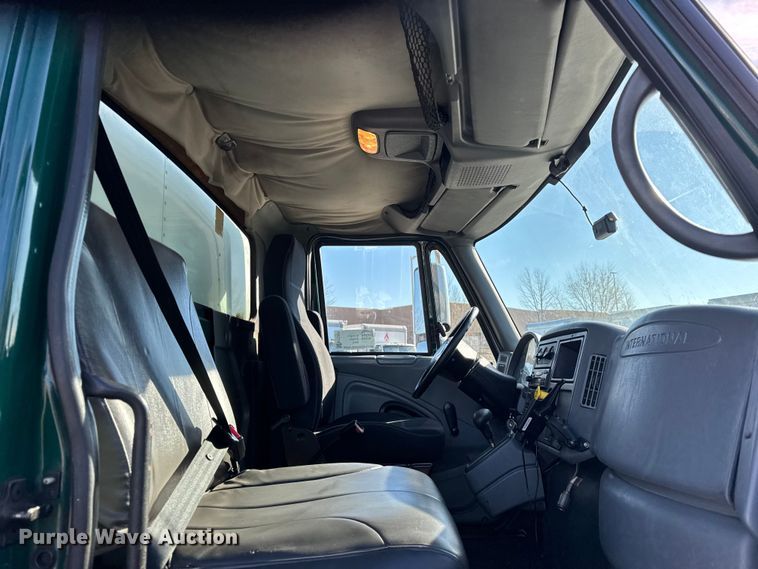 image for item EF2306 2006 International 4300 box truck