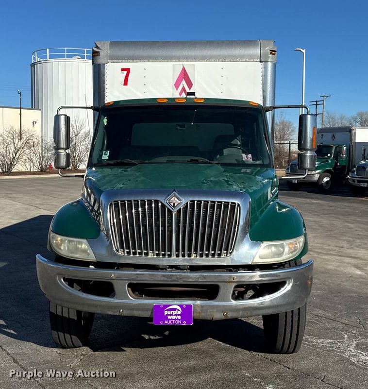 image for item EF2307 2006 International 4300 box truck