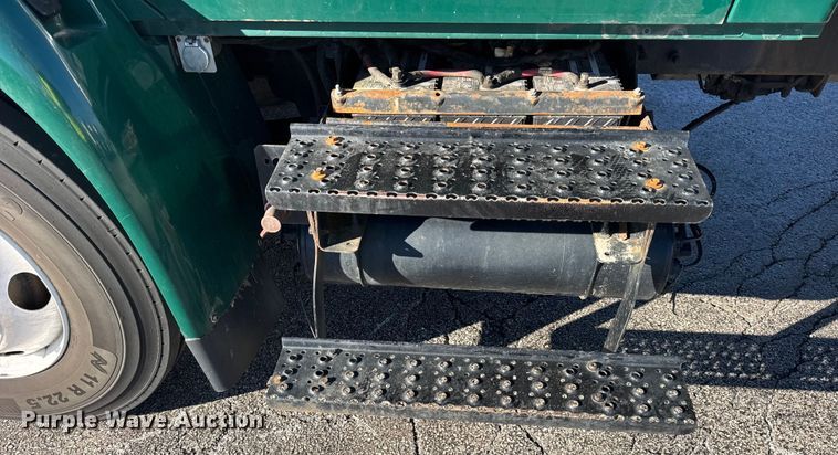 image for item EF2307 2006 International 4300 box truck