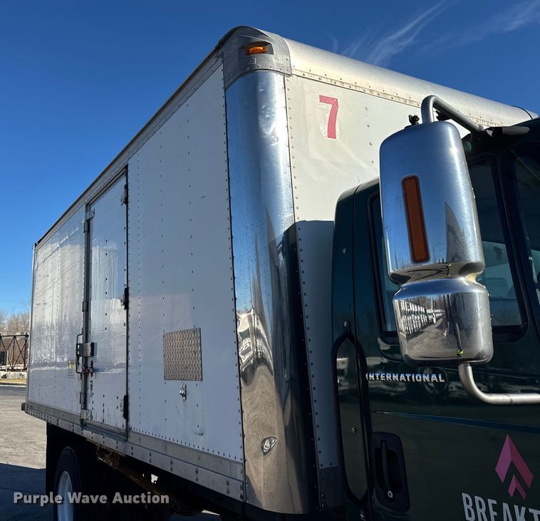 image for item EF2307 2006 International 4300 box truck