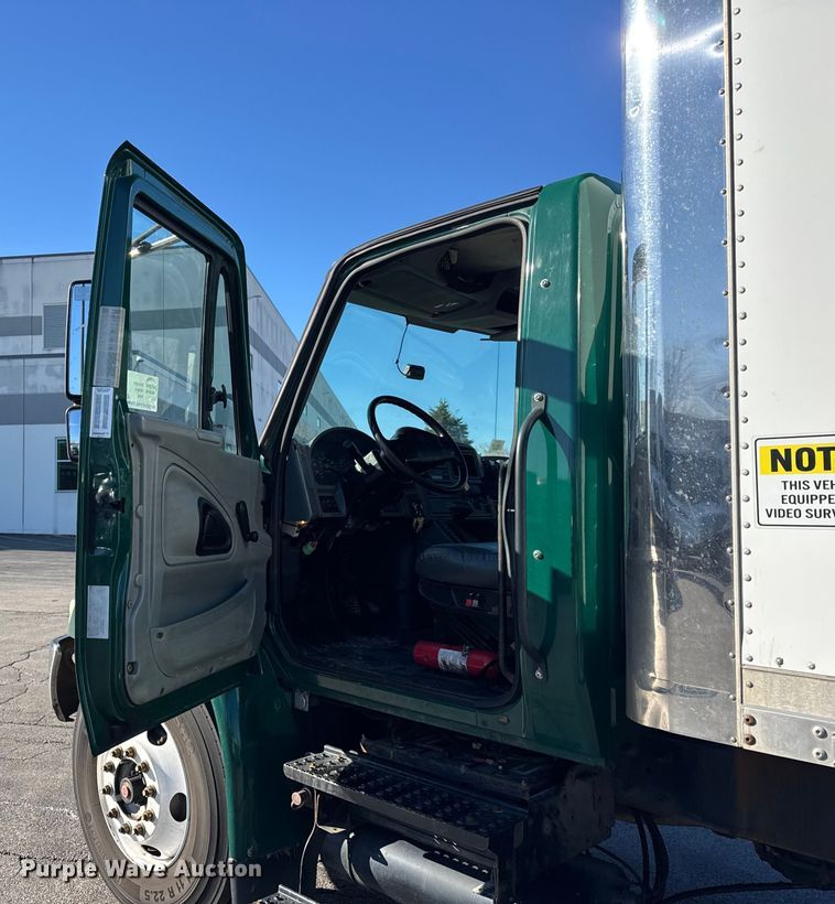 image for item EF2307 2006 International 4300 box truck