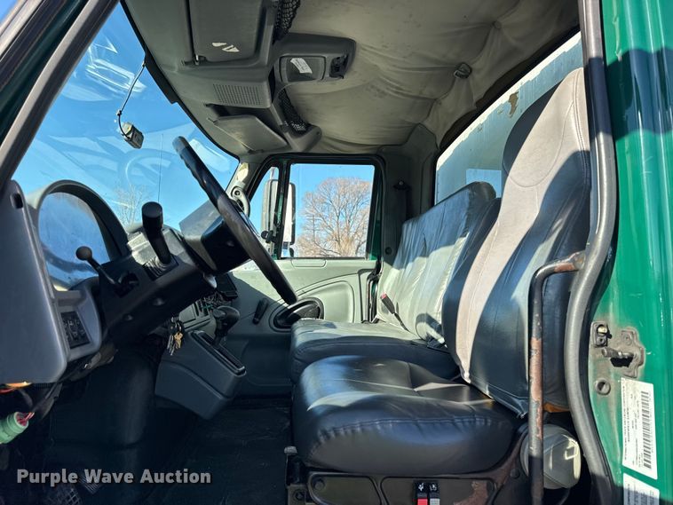 image for item EF2307 2006 International 4300 box truck