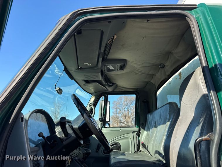 image for item EF2307 2006 International 4300 box truck