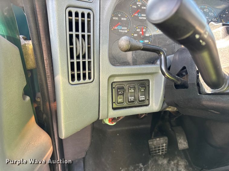 image for item EF2307 2006 International 4300 box truck