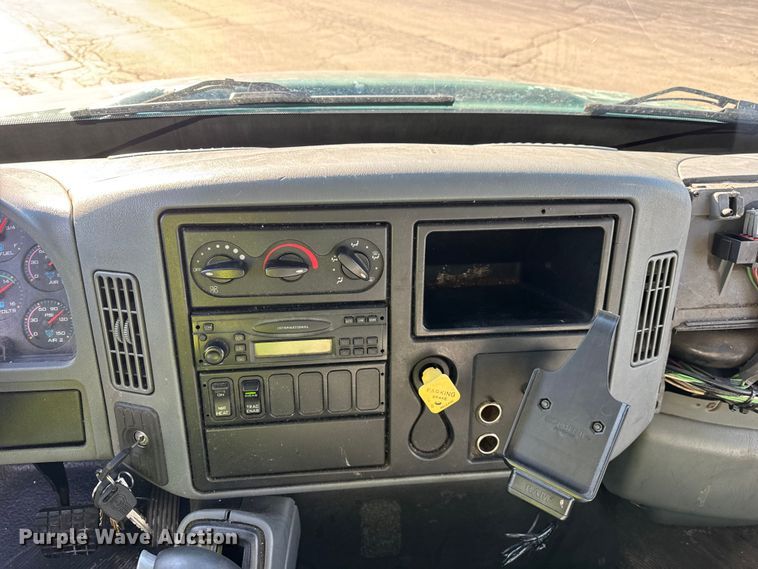 image for item EF2307 2006 International 4300 box truck