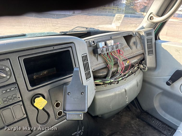 image for item EF2307 2006 International 4300 box truck