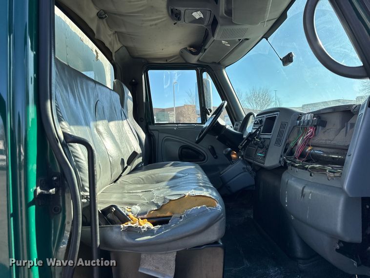 image for item EF2307 2006 International 4300 box truck