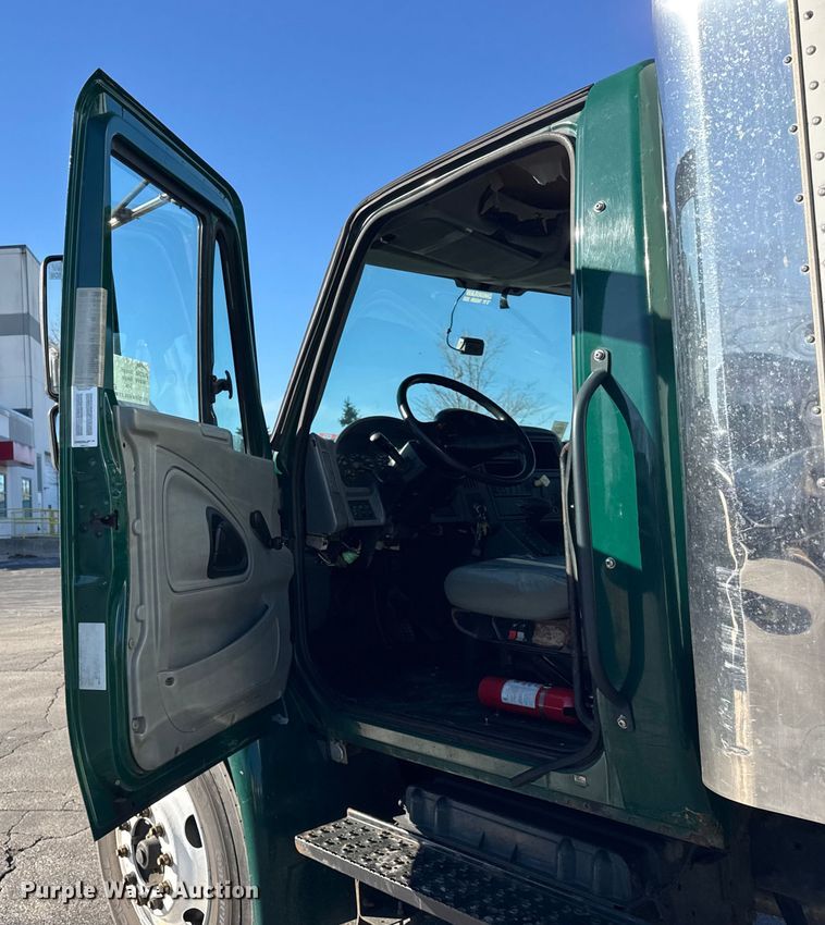 image for item EF2309 2006 International 4300 box truck