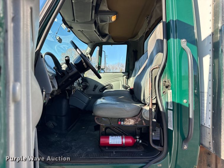 image for item EF2309 2006 International 4300 box truck