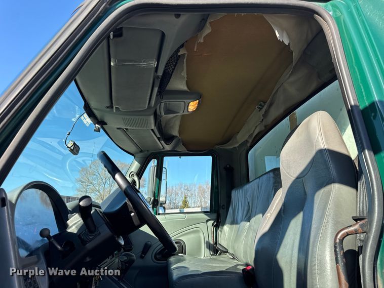 image for item EF2309 2006 International 4300 box truck