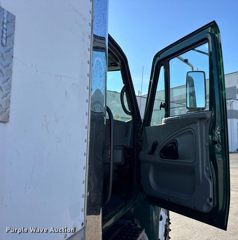 image for item EF2309 2006 International 4300 box truck