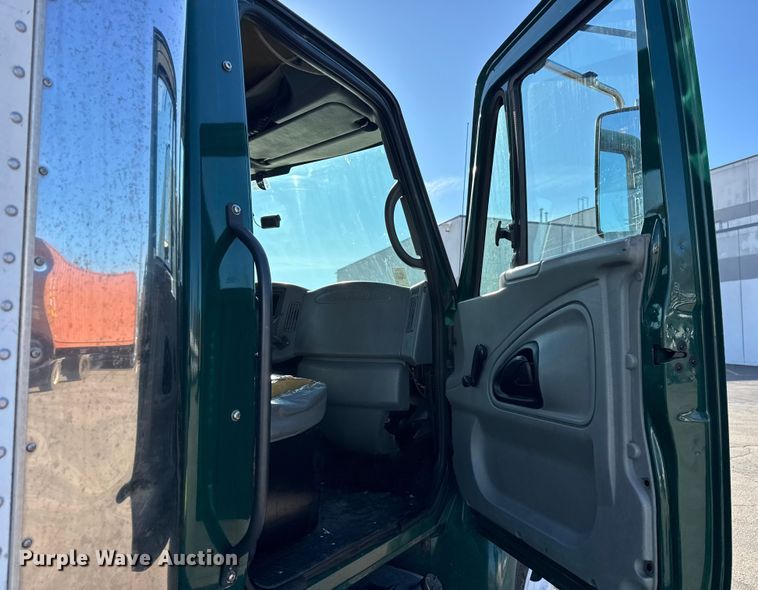 image for item EF2309 2006 International 4300 box truck