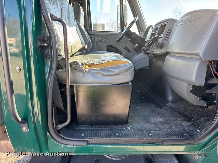 image for item EF2309 2006 International 4300 box truck