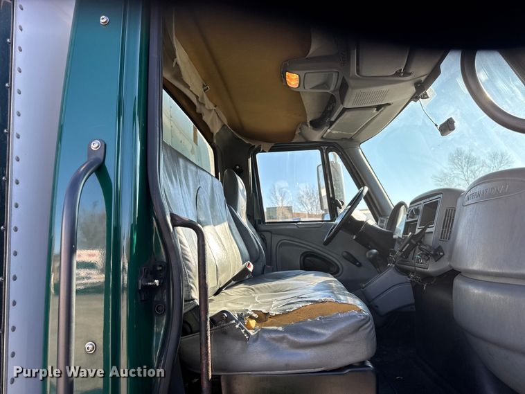 image for item EF2309 2006 International 4300 box truck