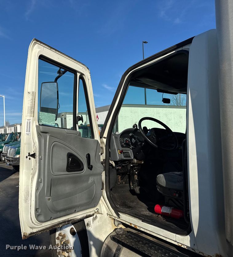 image for item EF2311 2005 International 4300 box truck