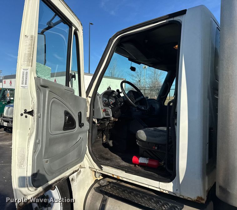 image for item EF2311 2005 International 4300 box truck