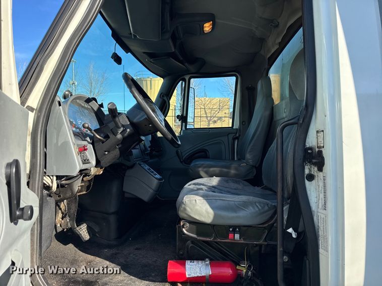 image for item EF2311 2005 International 4300 box truck