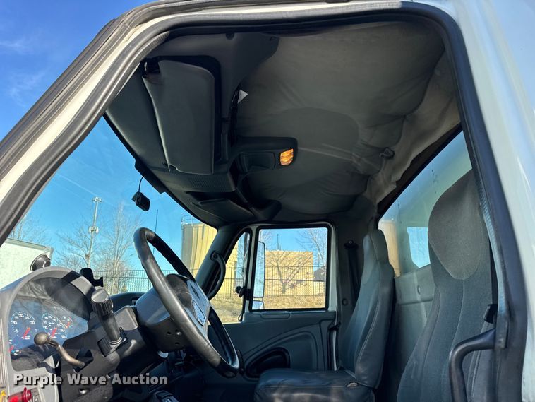 image for item EF2311 2005 International 4300 box truck