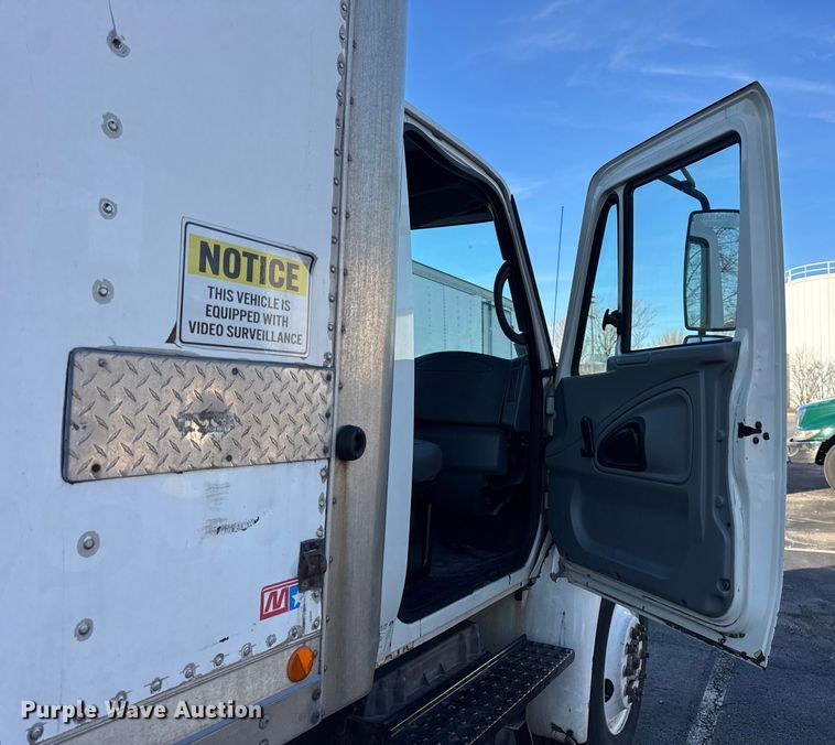 image for item EF2311 2005 International 4300 box truck