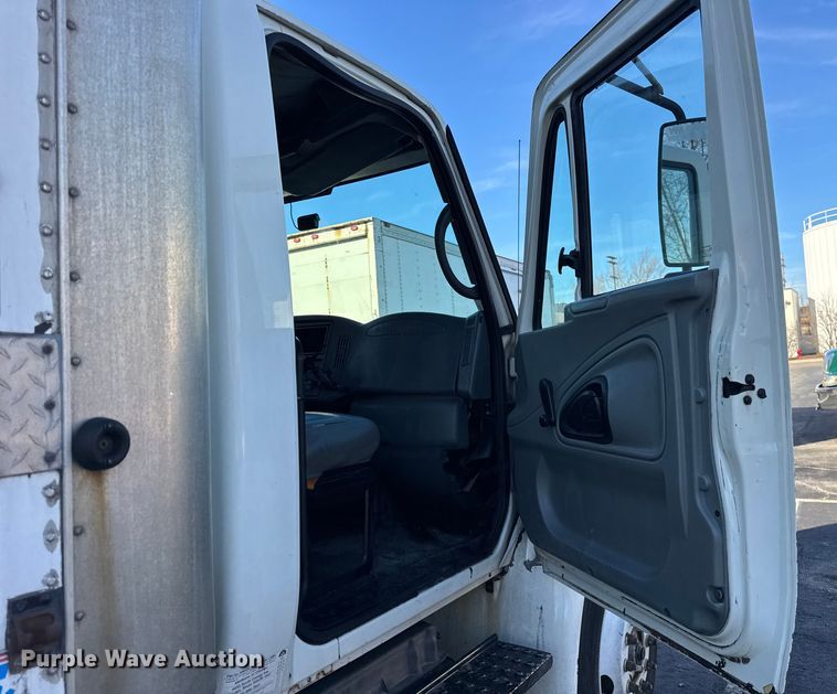 image for item EF2311 2005 International 4300 box truck