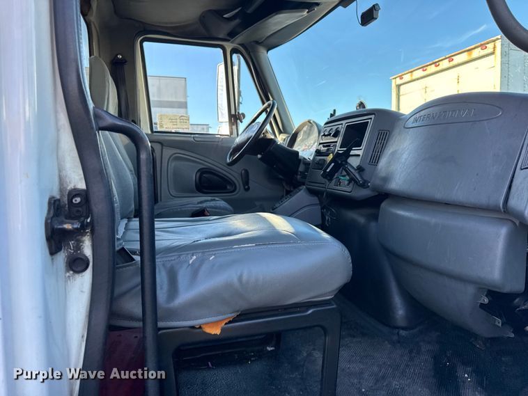 image for item EF2311 2005 International 4300 box truck