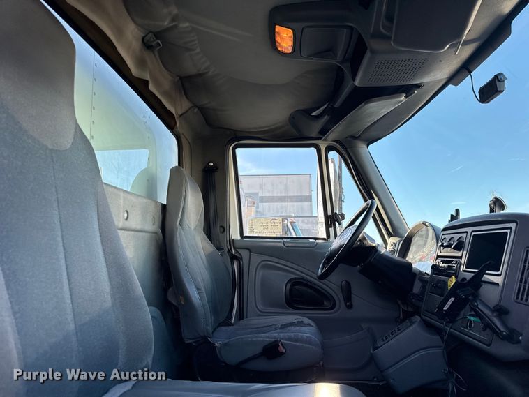 image for item EF2311 2005 International 4300 box truck