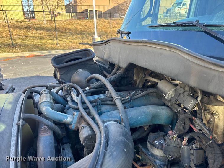 image for item EF2311 2005 International 4300 box truck