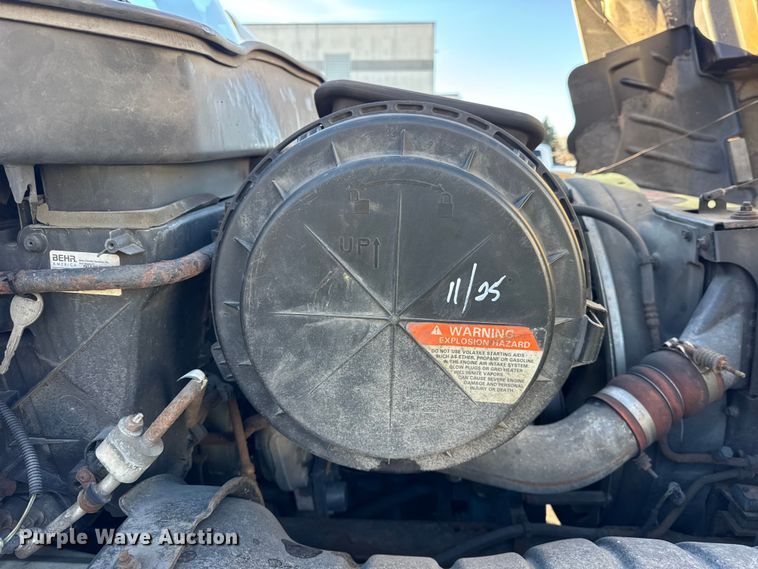 image for item EF2311 2005 International 4300 box truck