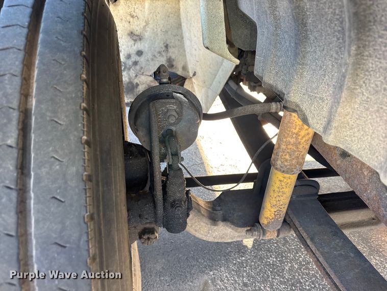 image for item EF2311 2005 International 4300 box truck