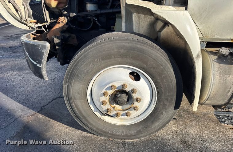 image for item EF2311 2005 International 4300 box truck