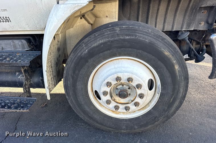 image for item EF2311 2005 International 4300 box truck