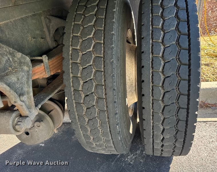 image for item EF2311 2005 International 4300 box truck