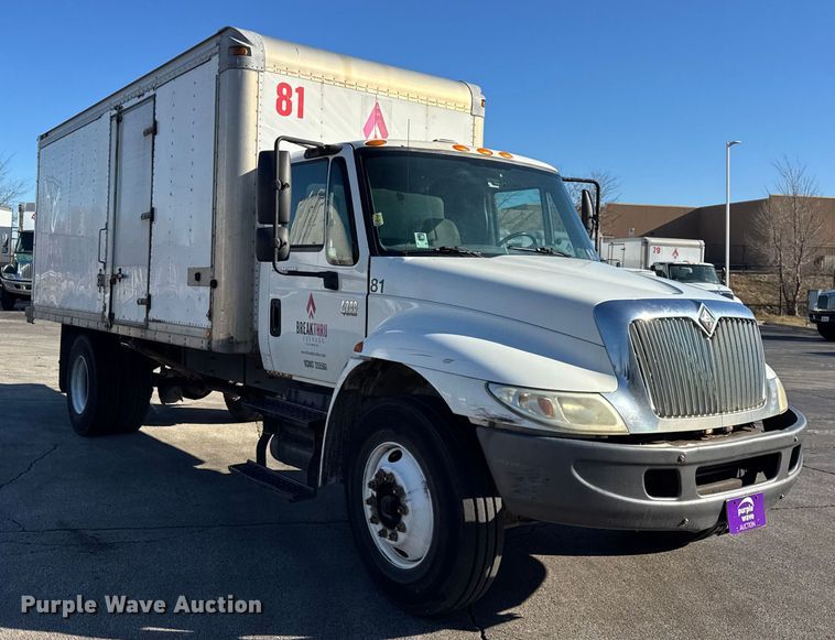 image for item EF2312 2005 International 4300 box truck