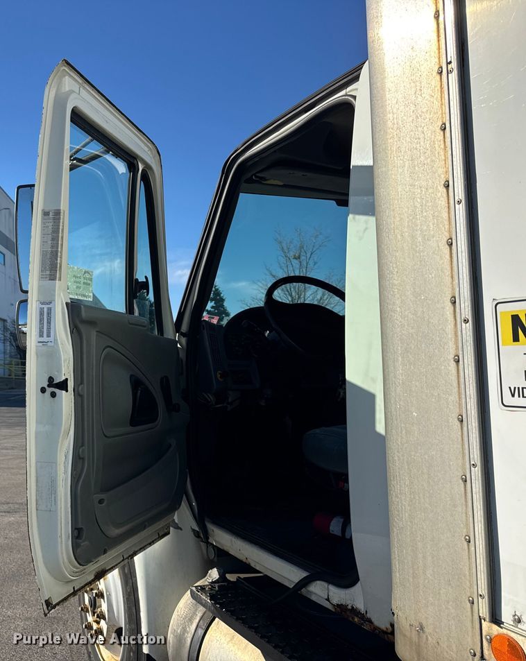 image for item EF2312 2005 International 4300 box truck