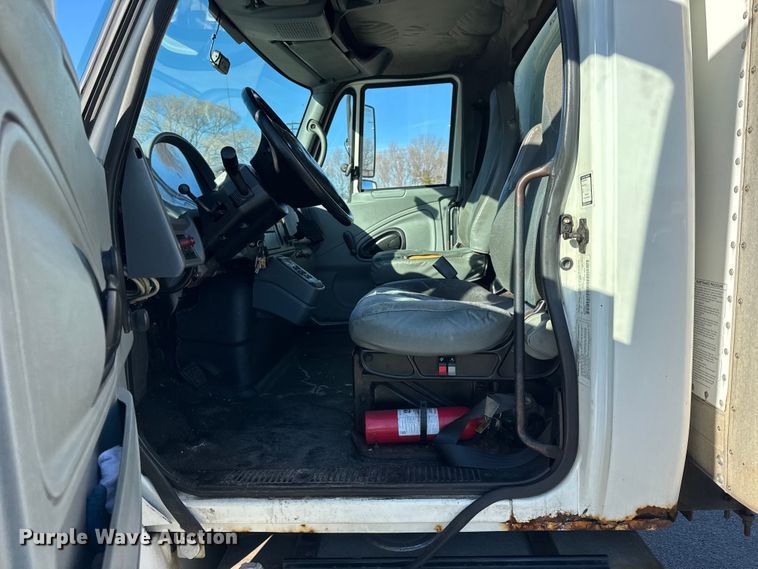 image for item EF2312 2005 International 4300 box truck