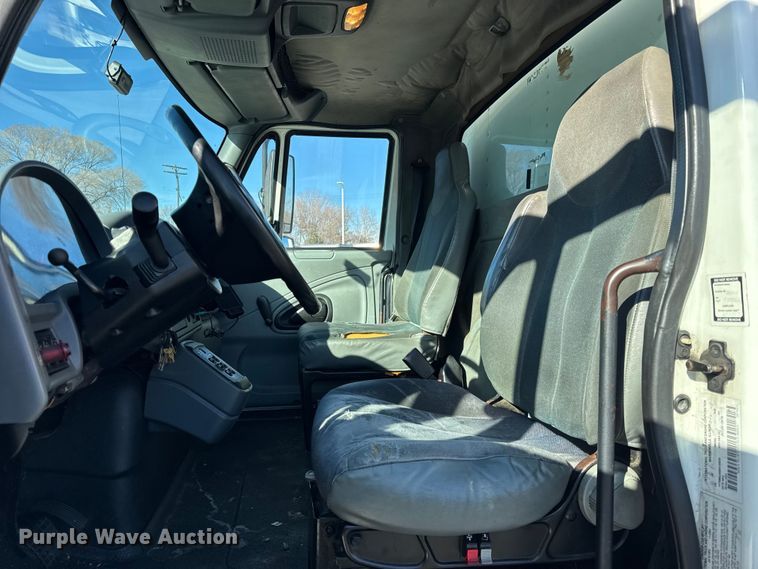 image for item EF2312 2005 International 4300 box truck