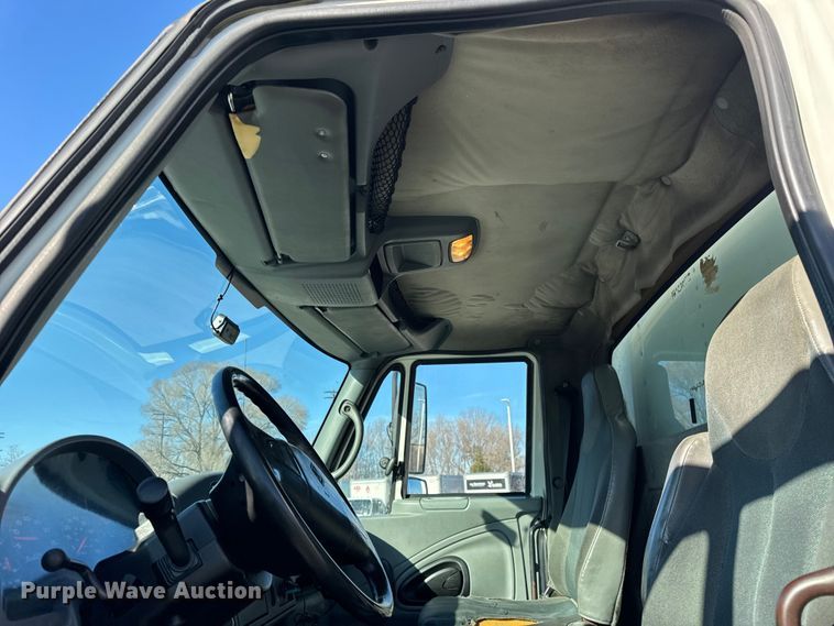 image for item EF2312 2005 International 4300 box truck