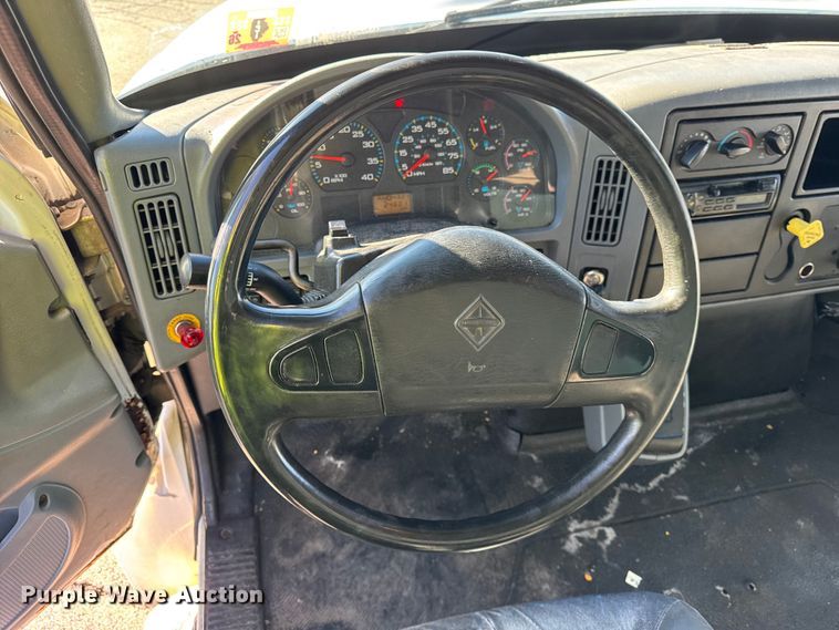 image for item EF2312 2005 International 4300 box truck