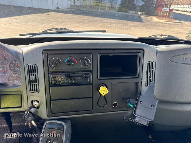 image for item EF2312 2005 International 4300 box truck