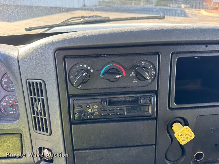 image for item EF2312 2005 International 4300 box truck