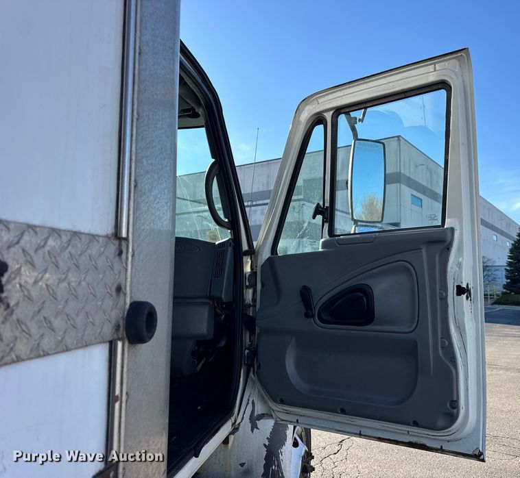 image for item EF2312 2005 International 4300 box truck