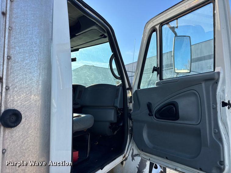 image for item EF2312 2005 International 4300 box truck