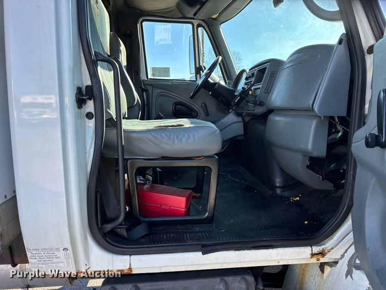 image for item EF2312 2005 International 4300 box truck