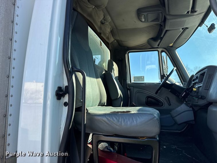 image for item EF2312 2005 International 4300 box truck