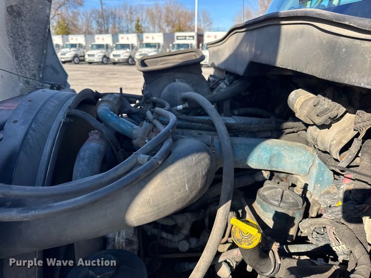 image for item EF2312 2005 International 4300 box truck