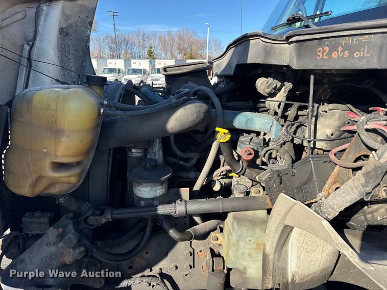 image for item EF2312 2005 International 4300 box truck