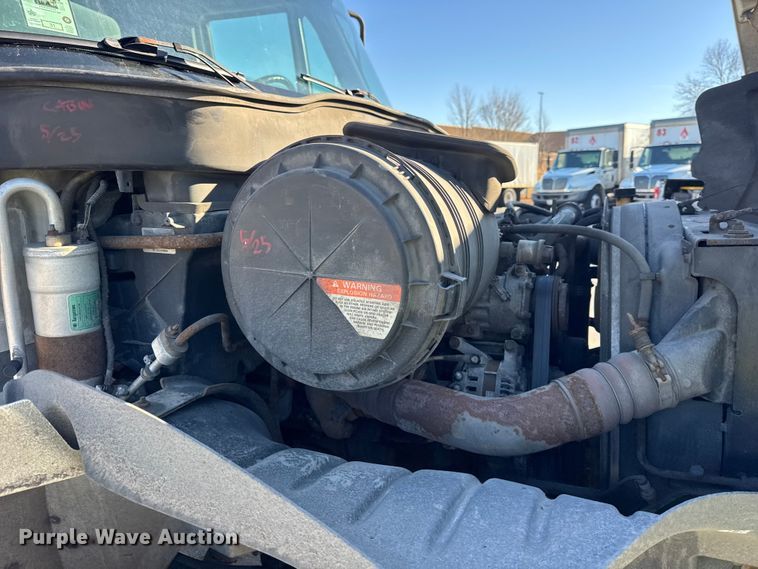 image for item EF2312 2005 International 4300 box truck