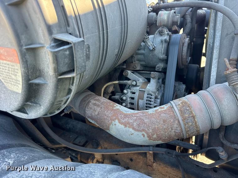 image for item EF2312 2005 International 4300 box truck