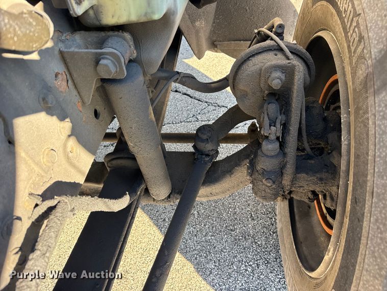 image for item EF2312 2005 International 4300 box truck