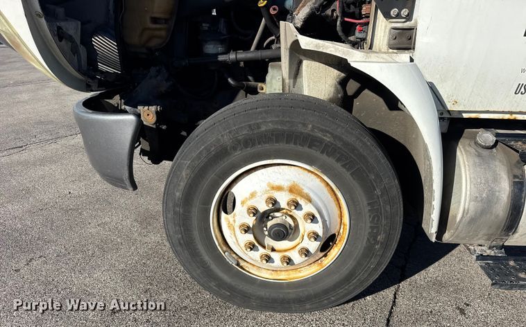 image for item EF2312 2005 International 4300 box truck